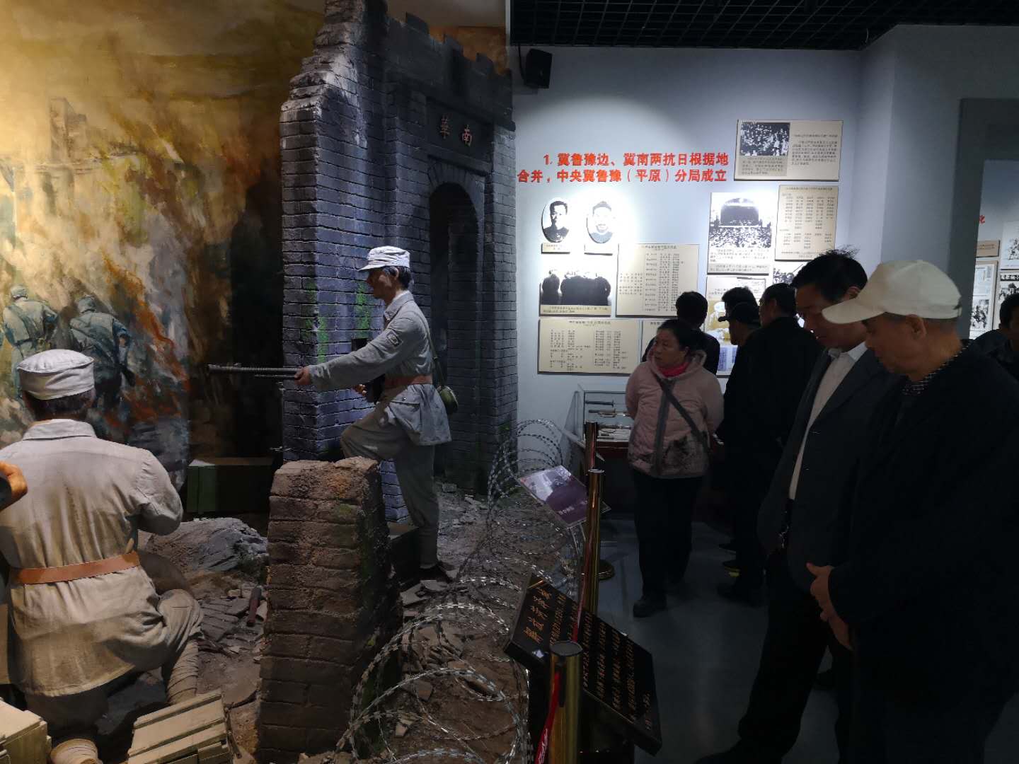 现场参观人员仔细参观